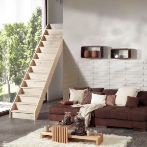Intercon Holztreppe Casablanca aus Fichte, naturbelassen, gerade, mit Setzstufen, 60 cm breit, im Wohnzimmer.