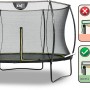 Schwarzes EXIT Silhouette Trampolin D305cm mit Sicherheitsnetz und Fußschutzsystem.