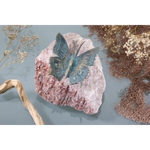 Deko-Figur: Schmetterling aus Bronze auf rötlichem Rosariofindling (15 cm) für die Gartendekoration.