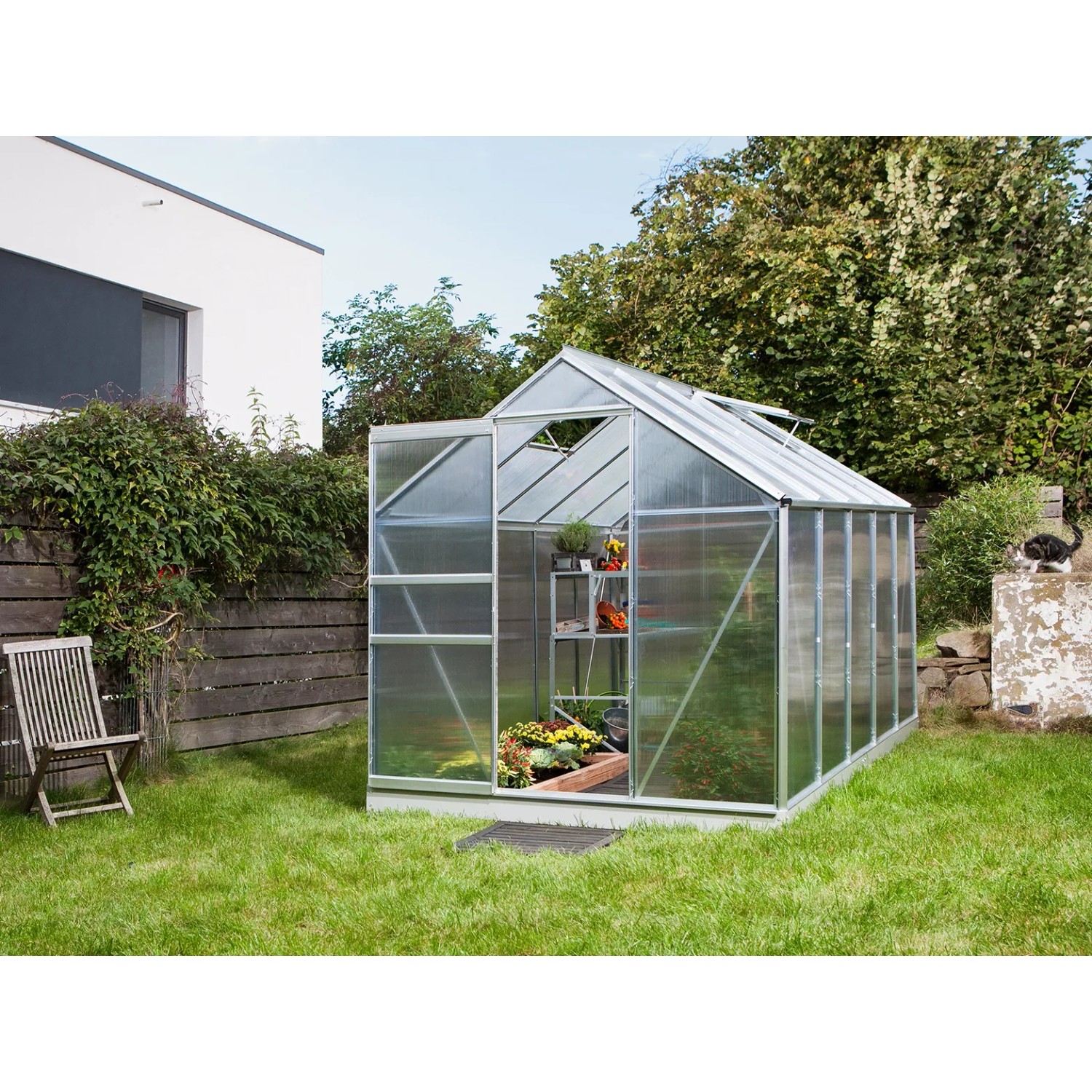 Vitavia Gewächshaus Venus 6200, Alu blank, 6,2 m², mit geöffneter Tür im Garten.