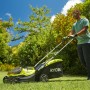 Ryobi Akku-Rasenmäher RY18LM37A-140 mit 37 cm Schnittbreite im Einsatz.