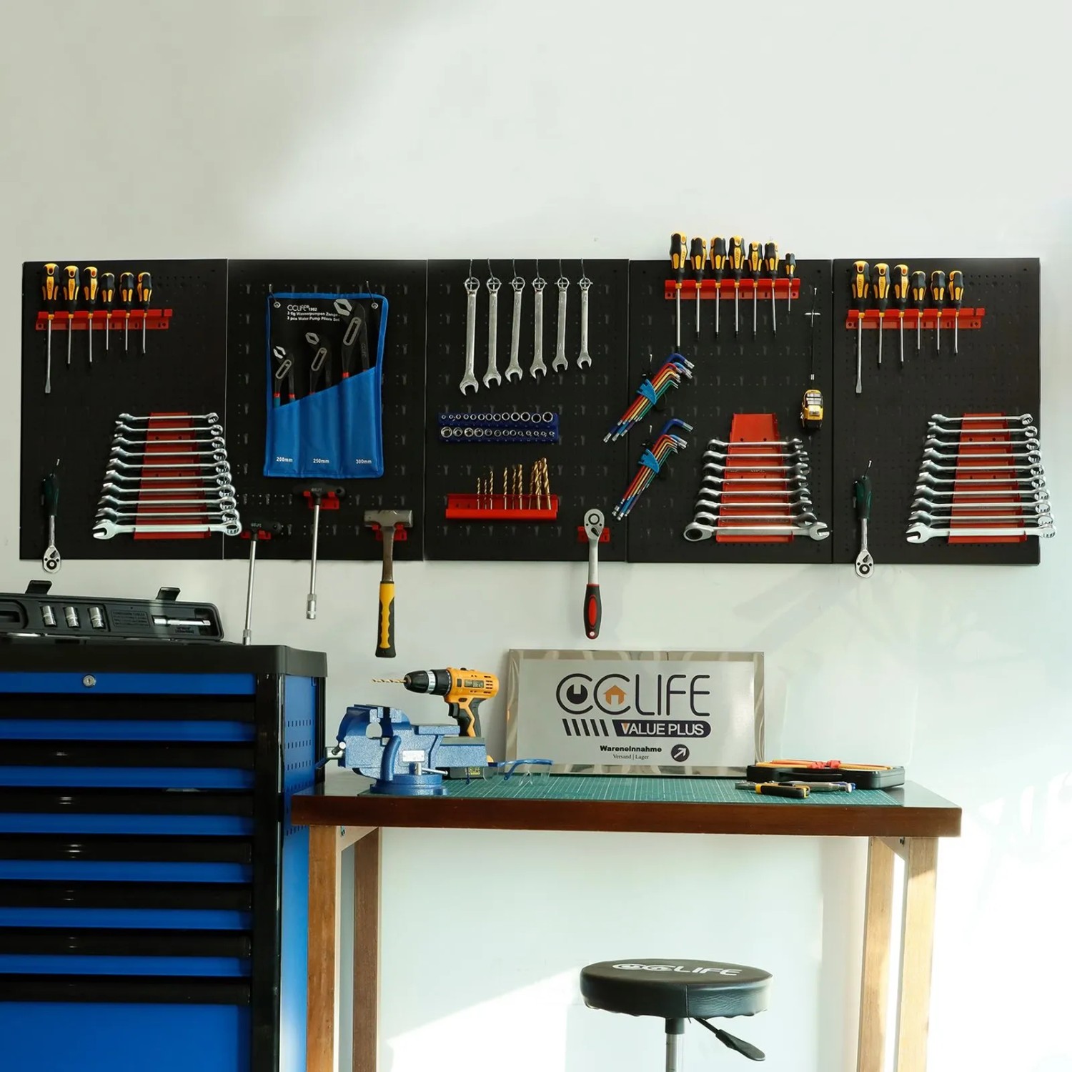 Schwarze CCLIFE Werkzeugwand 5-teilig, Lochwandsystem mit 66 Zubehörteilen, voll bestückt in Werkstatt oder Garage.