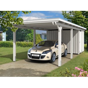 Weißer Skan Holz Carport Emsland mit Abstellraum und Auto im Garten.