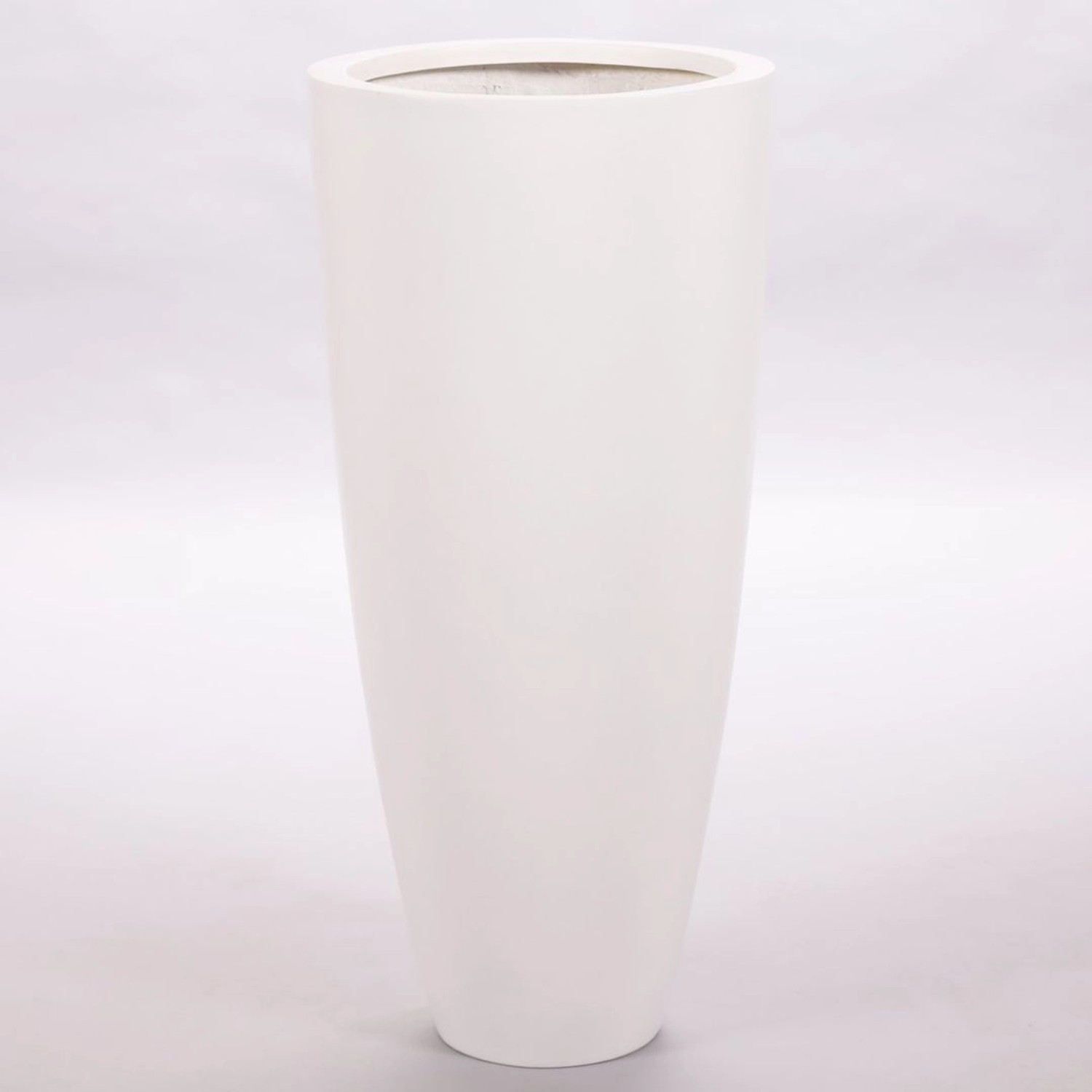 Eleganter, konischer Pflanzkübel aus Fiberglas in Perlmutt-Weiß, 100cm hoch.