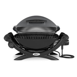 Weber Q 1400 Elektro-Tischgrill in Dunkelgrau mit geöffnetem Deckel und Grillrost.
