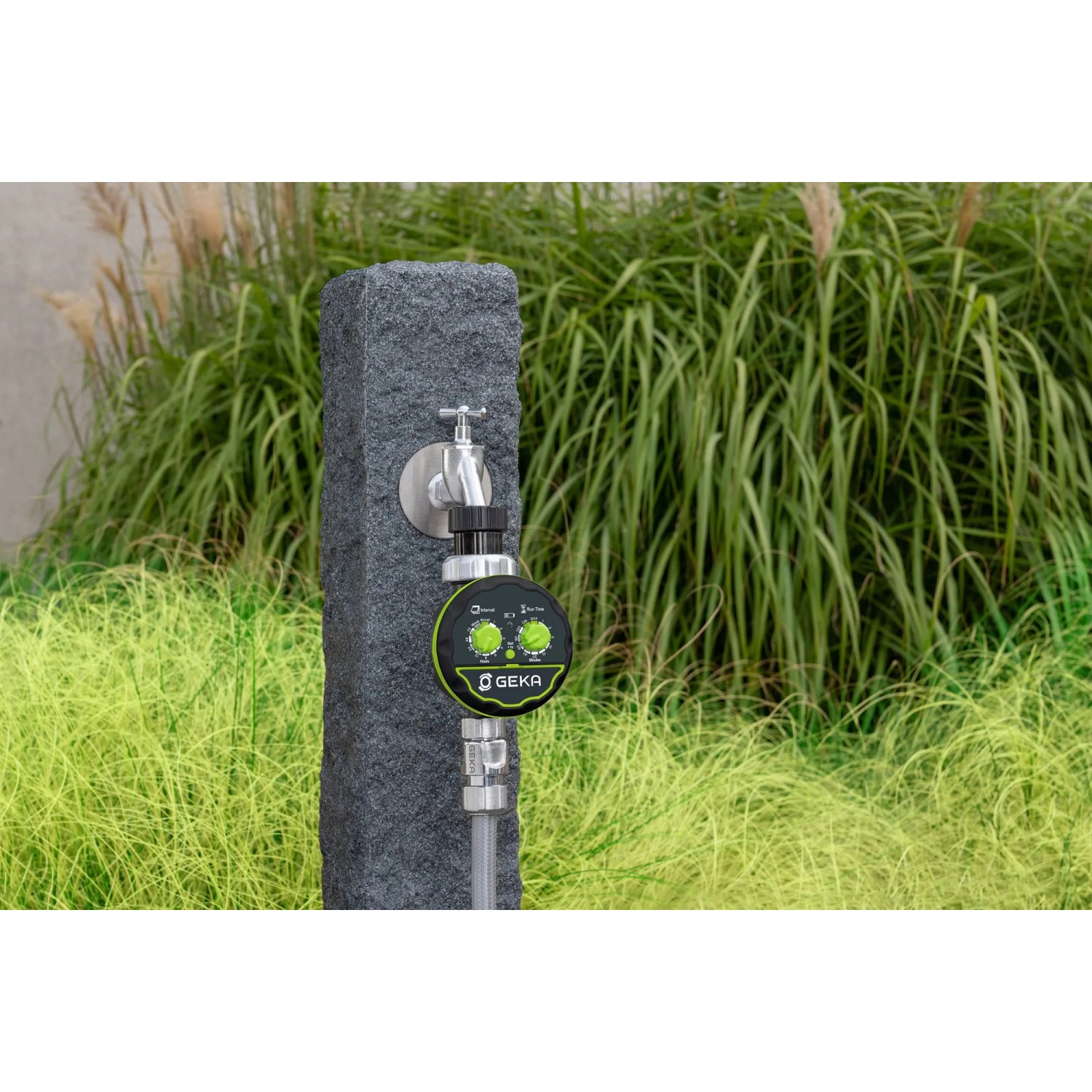 Geka Bewässerungscomputer mit Hahnadapter (G3/4''+G1'') am Wasserhahn im Garten.