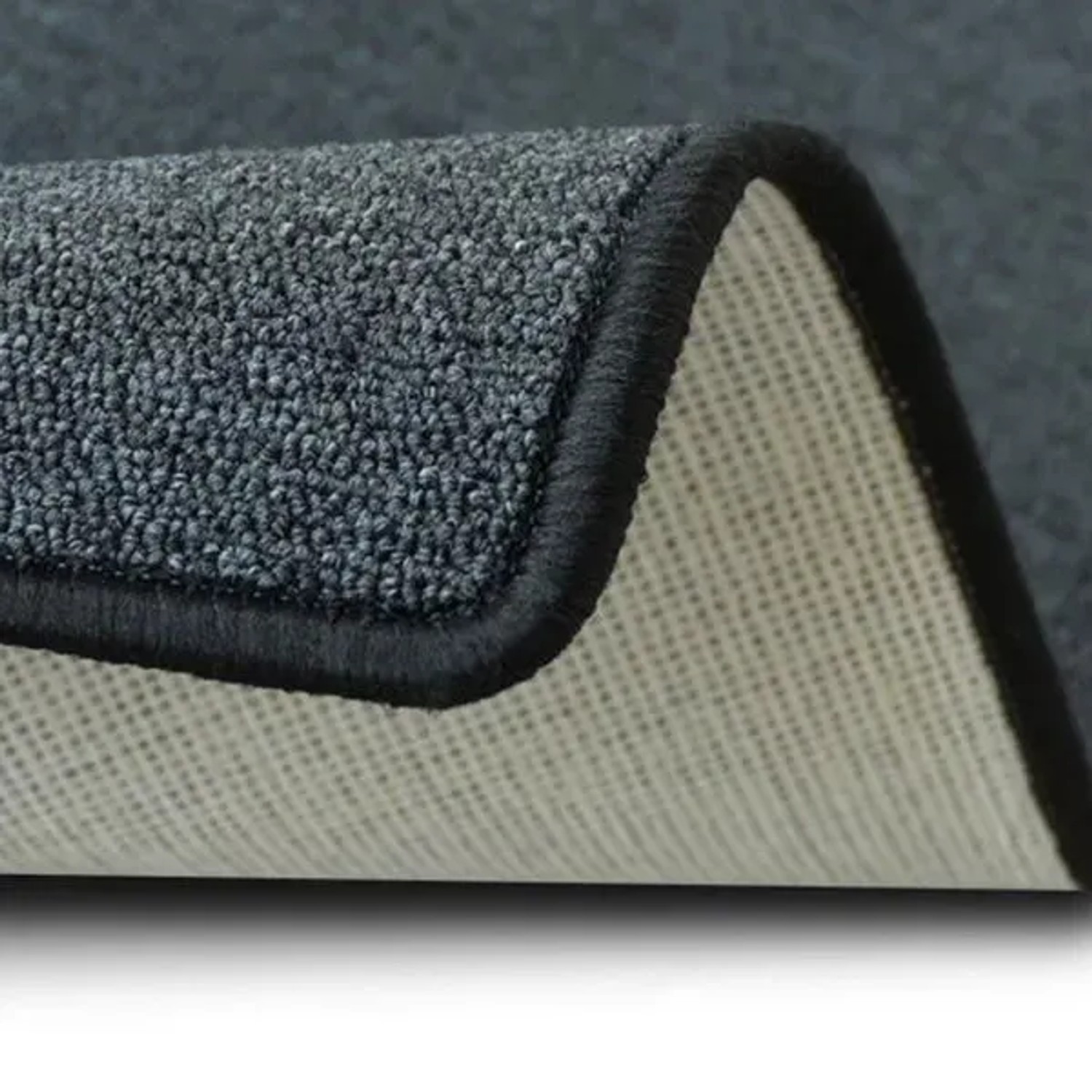 Detailaufnahme: Anthrazitfarbener Karat Teppich London mit Schlingenflor und gekettelten Rand.