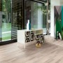 Heller Raum mit Parador Laminat Basic 400 Ocean Teak, wasserfest und in Holzoptik.