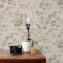 ESTAhome Vliestapete mit Blumenmuster in Altrosa und Olivgrün auf einer Wand im Vintage-Look.