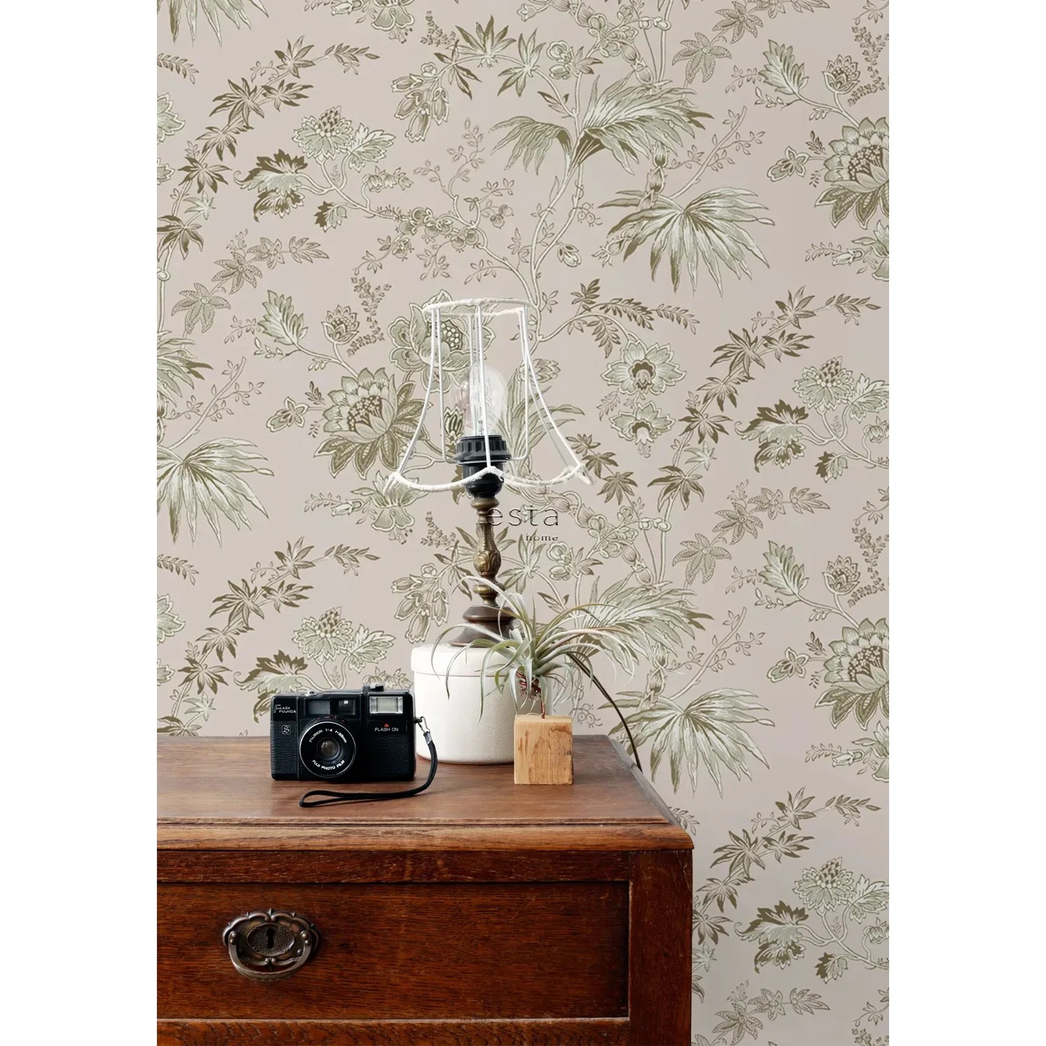 ESTAhome Vliestapete mit Blumenmuster in Altrosa und Olivgrün auf einer Wand im Vintage-Look.
