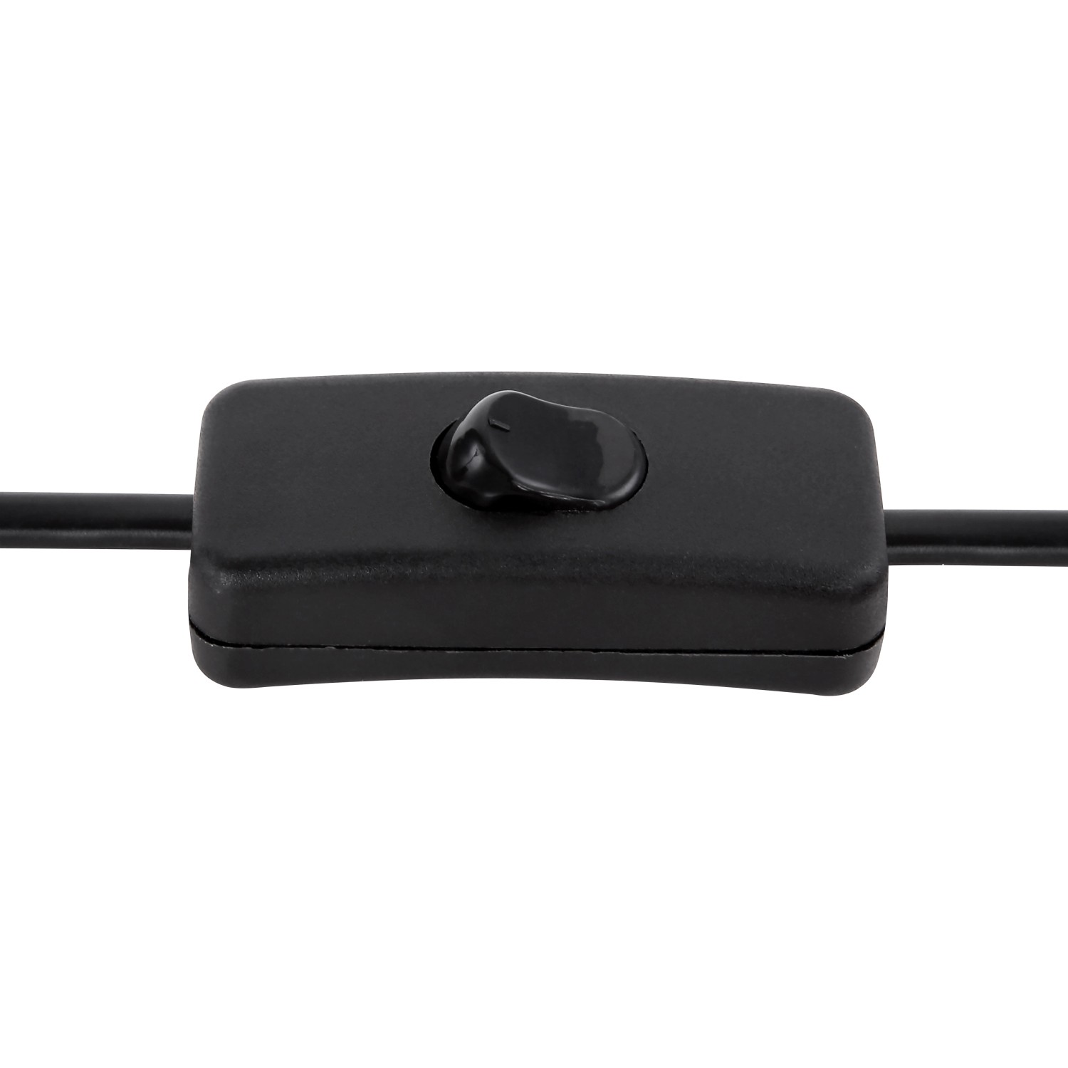 Detailaufnahme des schwarzen Wippschalters am Kabel der Globo Tischlampe Fanni.