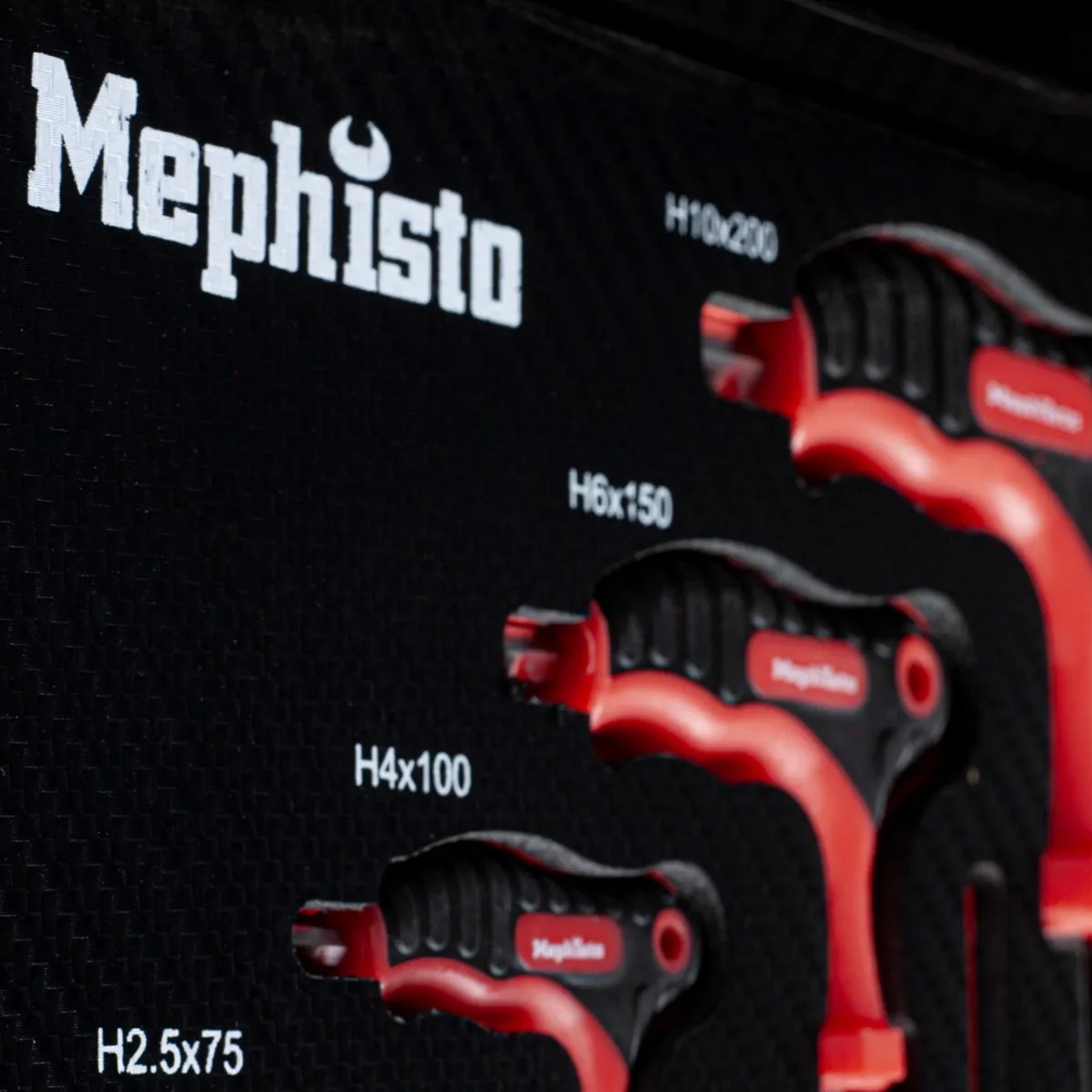 Mephisto Werkzeugwagen: Schraubendreher-Set mit Größenangaben im Werkzeugwagen.