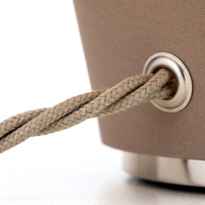 Detailaufnahme der braunen Orion Twins Tischleuchte mit Textilkabel und Metalleinfassung.