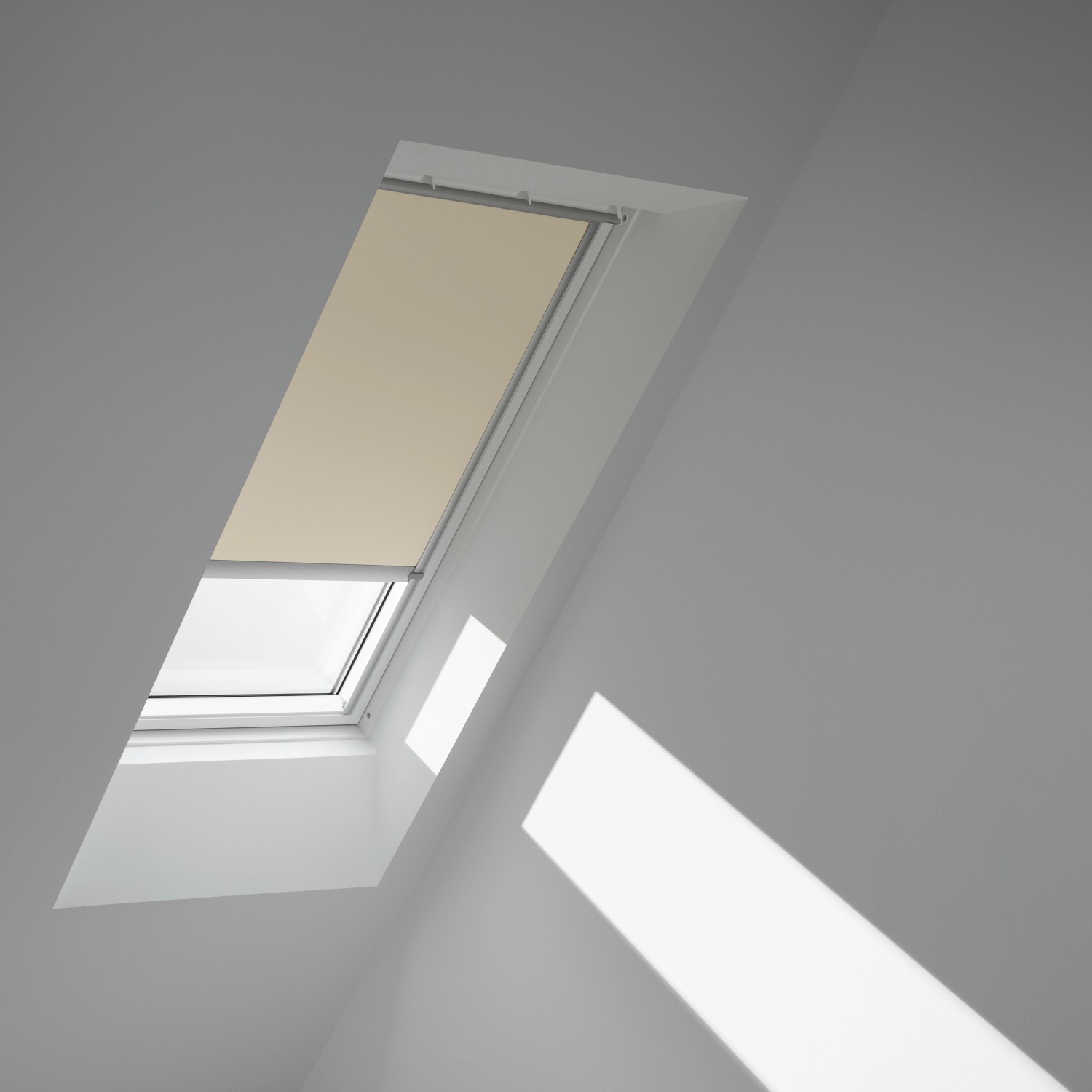 Velux Verdunkelungsrollo DML C02 in Beige-Silber am Dachfenster für optimale Verdunkelung.