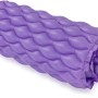 Gerollte, lila Bestway Luftmatratze Float'n Roll (213x86cm) aus PVC.