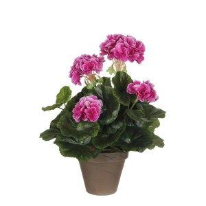 Dekorative Kunstpflanze Geranie mit violetten Blüten und grünen Blättern in braunem Blumentopf. Natürliches Aussehen.