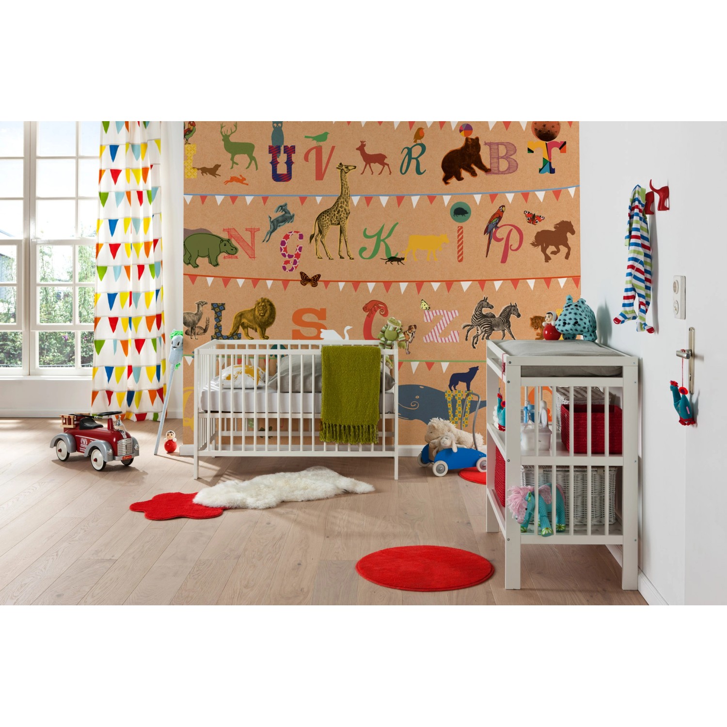 Kinderzimmer mit Komar Fototapete Vlies T wie Tiger mit Tiermotiven und Buchstaben.
