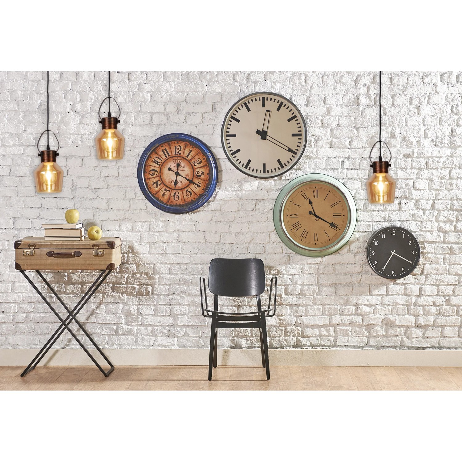 Näve Pendelleuchte Alex aus Glas, gelb-goldfarben, im Vintage-Stil vor Backsteinwand mit Uhren.