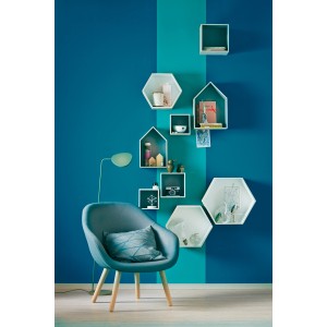 Wohnraum mit Schöner Wohnen Trendfarbe Lagune, Wandfarbe in blaugrün mit Deko-Elementen.