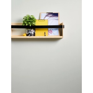 Holzregal mit Pflanze, Zitrone, gelbem Ordner und Bild an einer weißen Wand.