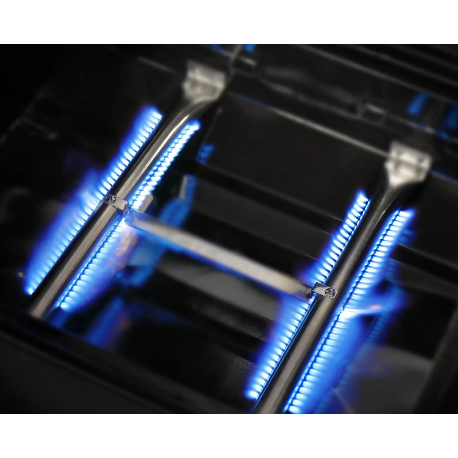Detailaufnahme: Blaue Flammen der 4 Brenner des El Fuego Gasgrills Columbus.