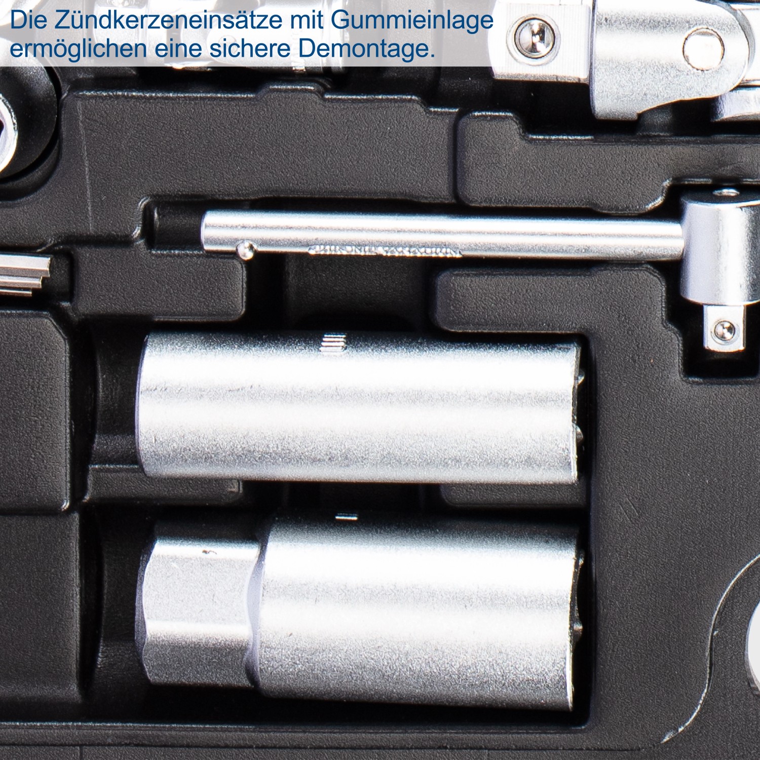 Detailaufnahme: Scheppach TB94 Werkzeugkoffer mit Steckschlüsseln und Zündkerzeneinsätzen.