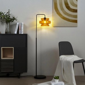 Retro Stehleuchte Denise: Schwarz mit orangefarbenem Glasschirm für stimmungsvolle Innenbeleuchtung.