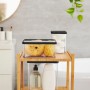Rotho Vorratsdose Loft Premium, 2,25 l, transparent mit schwarzem Deckel, auf einem Holzregal im Badezimmer.