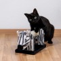 Schwarze Katze spielt mit Dobar Kratztier-Set (Zebra). Katzenbürste aus Sisal und Plüsch, 51x16,5x18 cm.