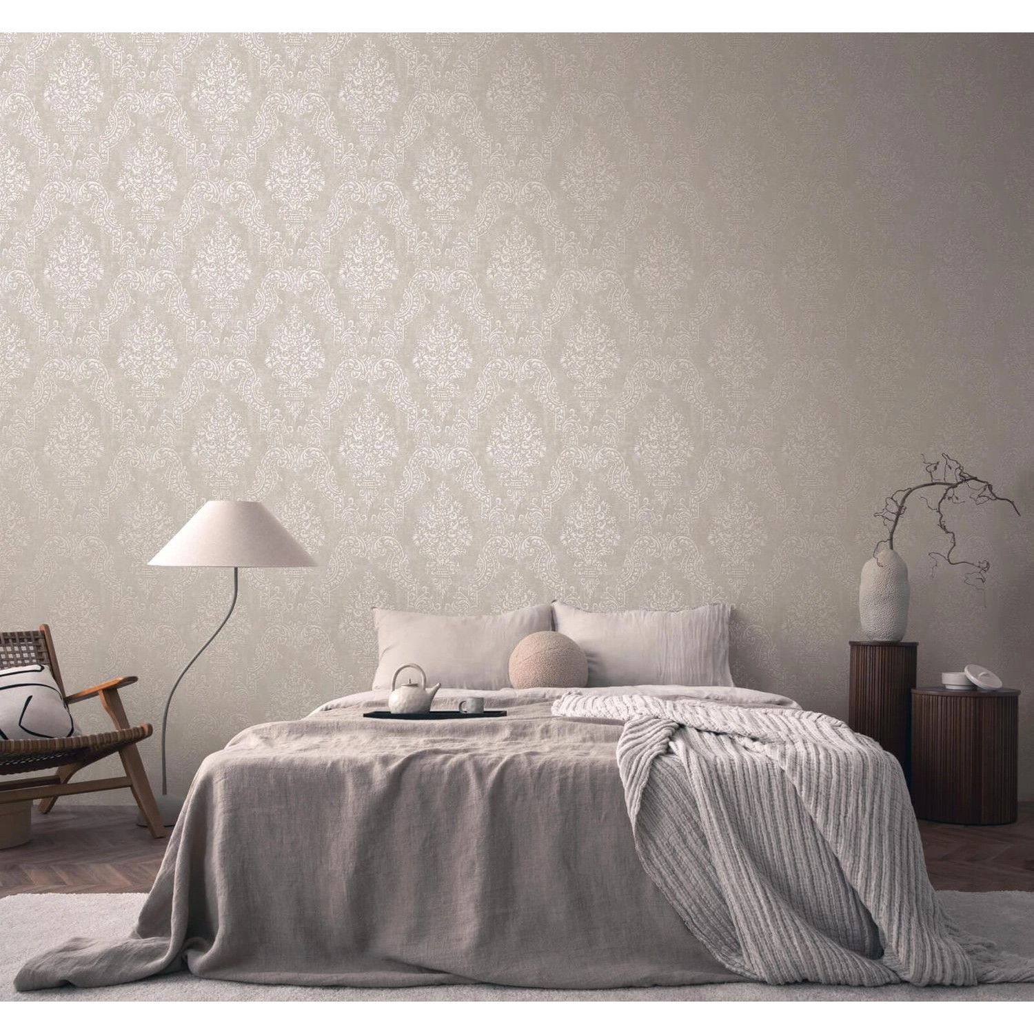 Beige-graue Barock Tapete mit schimmernden Ornamenten im Schlafzimmer.