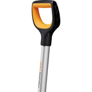 Detailaufnahme: Fiskars Schneeräumer Ergonomic X-series mit D-Griff und Aluminiumstiel.