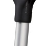 Detailaufnahme: Fiskars Schneeräumer Ergonomic X-series mit D-Griff und Aluminiumstiel.