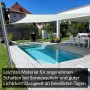 Cremeweißes Toldoro Sonnensegel Dreieck über Pool und Terrasse für UV-Schutz und Schatten.