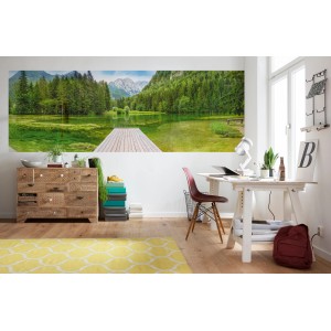 Komar Fototapete Green Lake (368x127cm) im Raum: See, Wald und Berge für stimmungsvolles Ambiente.