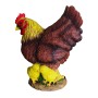 Bunte Gartenfigur aus Polyresin: Braune Henne mit gelbem Kopf und zwei gelben Küken auf grünem Sockel. Wetterfest für Garten & Terrasse.