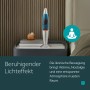 Eglo LED-Lavatischleuchte Silber/Blau/Rot auf Nachttisch. Zeigt fließendes rotes Wachs in blauer Flüssigkeit für entspannte Atmosphäre.