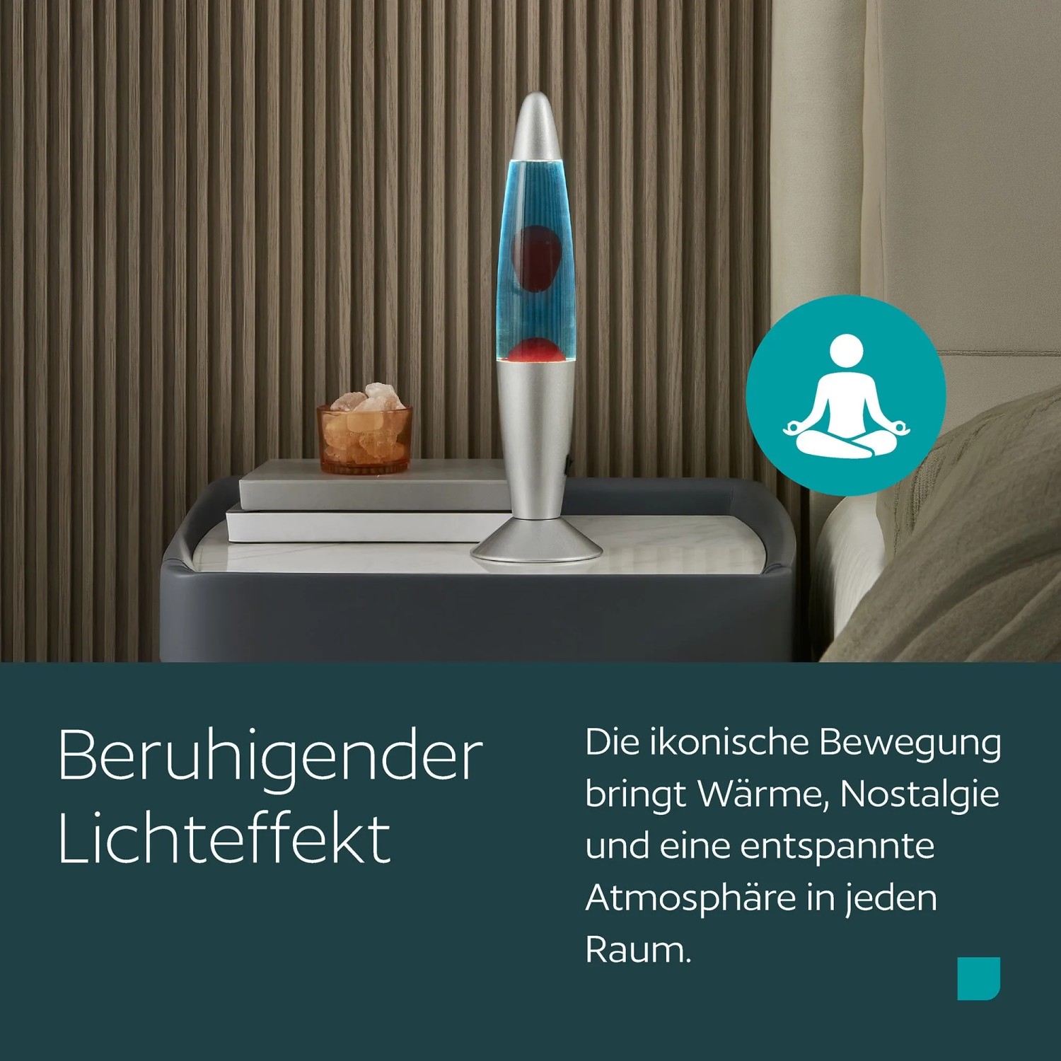 Eglo LED-Lavatischleuchte Silber/Blau/Rot auf Nachttisch. Zeigt fließendes rotes Wachs in blauer Flüssigkeit für entspannte Atmosphäre.