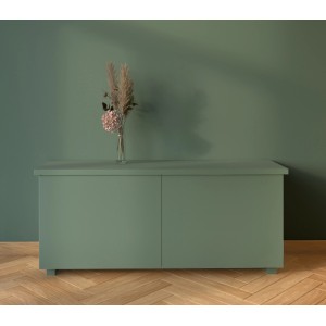 Mattgrüne Wand im Farbton Karla Piniengrün von CREATE! by OBI mit Kommode und Dekoration.