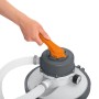 Bestway Flowclear Sandfilteranlage mit Hand am Bedienhebel. Pool Sandfilter für sauberes Wasser.