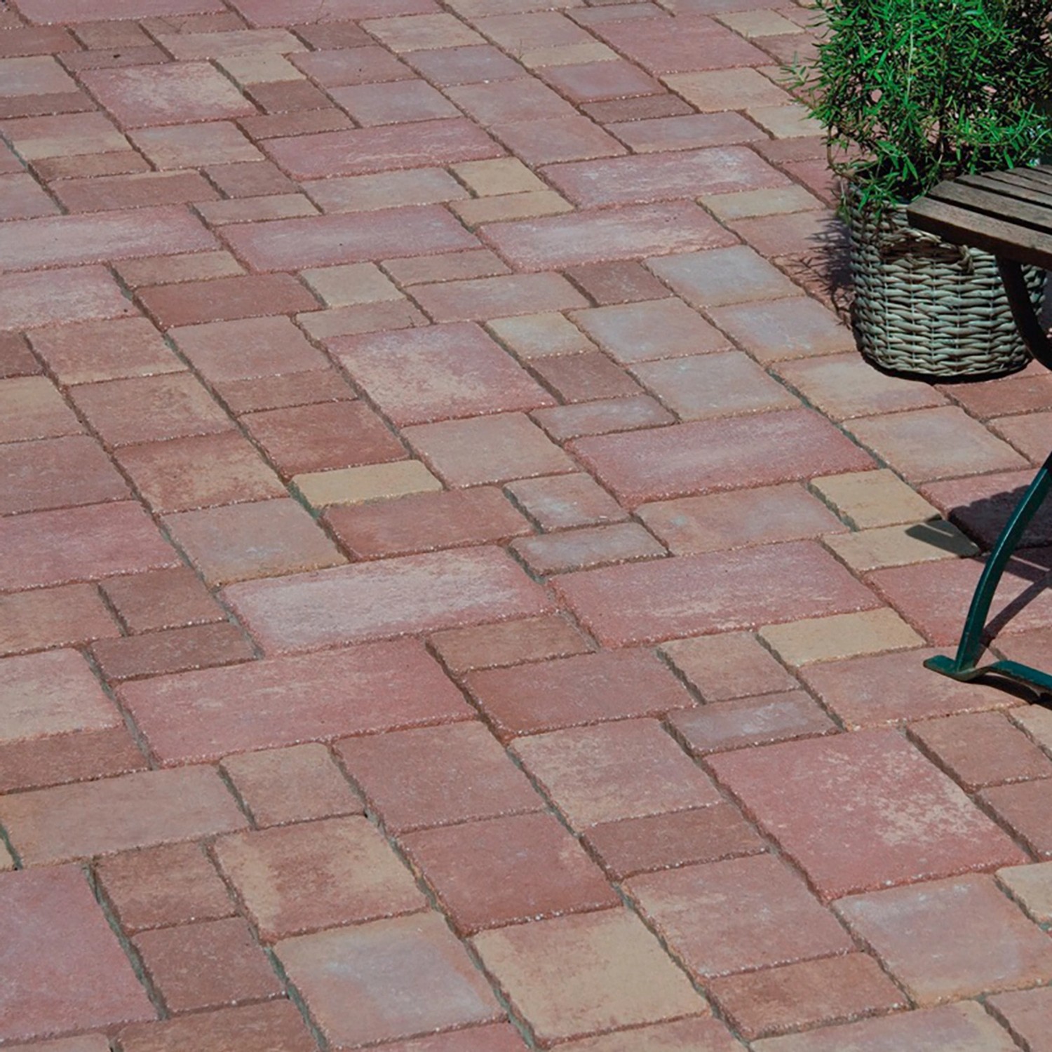 Verlegte Mehrformat-Pflastersteine Encanto Beton Antik Terra-Nuanciert mit antikem Finish und Farbverlauf.