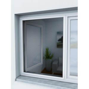 Weiße Klemmleiste (2 Stk., 1,5 m) am Fenster mit Insektenschutzgitter.