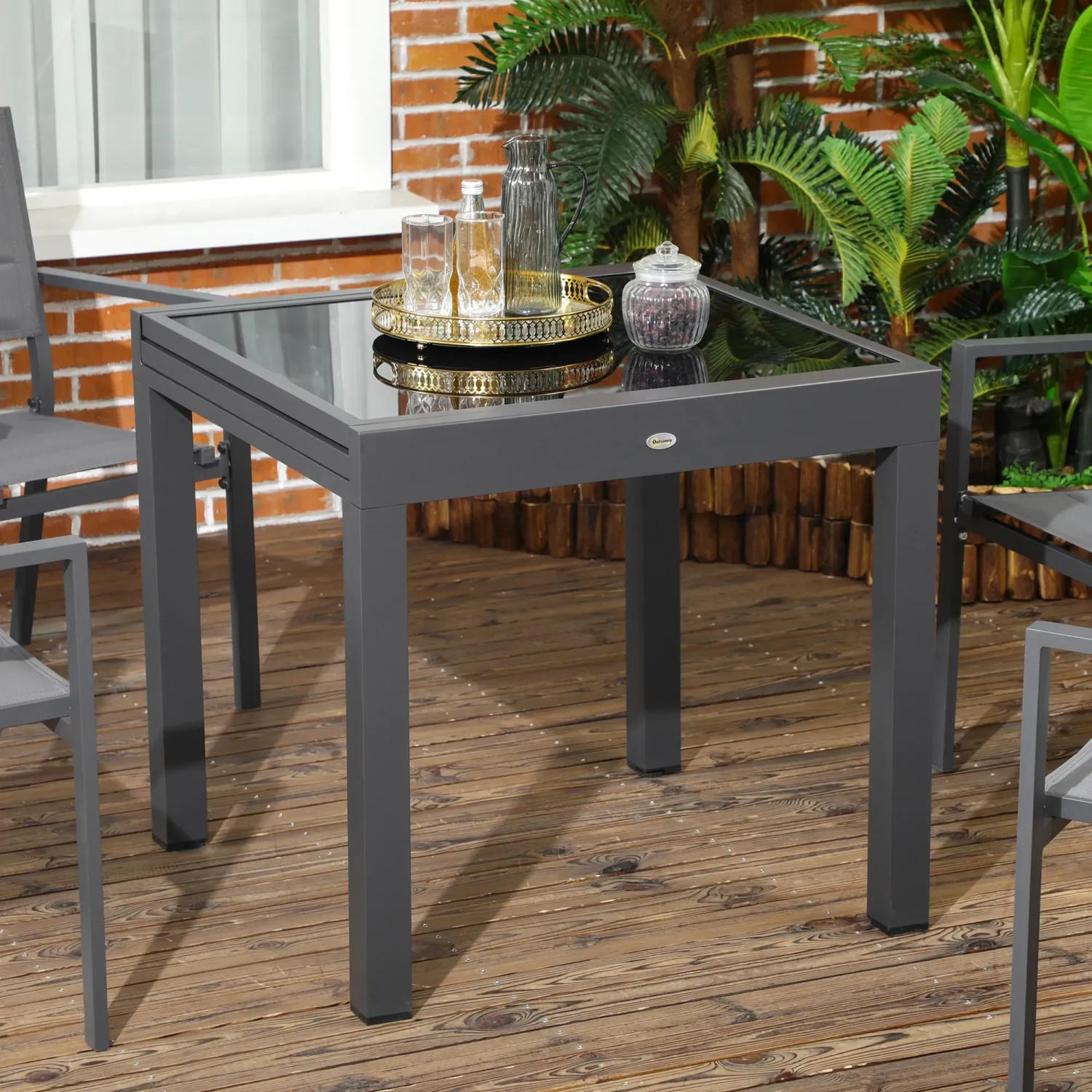 Quadratischer, schwarzer Outsunny Gartentisch aus Aluminium mit Glasplatte, 80x80 cm.