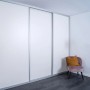 Schiebetür-Baupaket mit silbernem Profil und reinweißer Tür, max. 1022x2600mm.