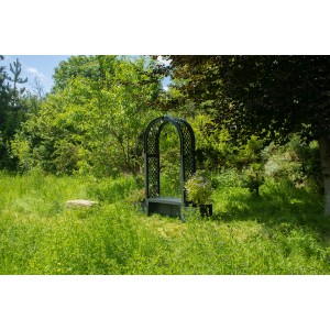 Anthrazitfarbene KHW Gartenbank Brüssel mit Rundbogen und Pflanzkästen im Garten.