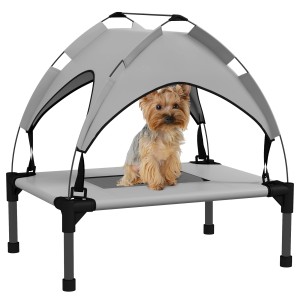 Hellgraues PawHut Hundebett mit Dach für kleine Hunde, ideal für Outdoor. Hund sitzt auf dem Bett.