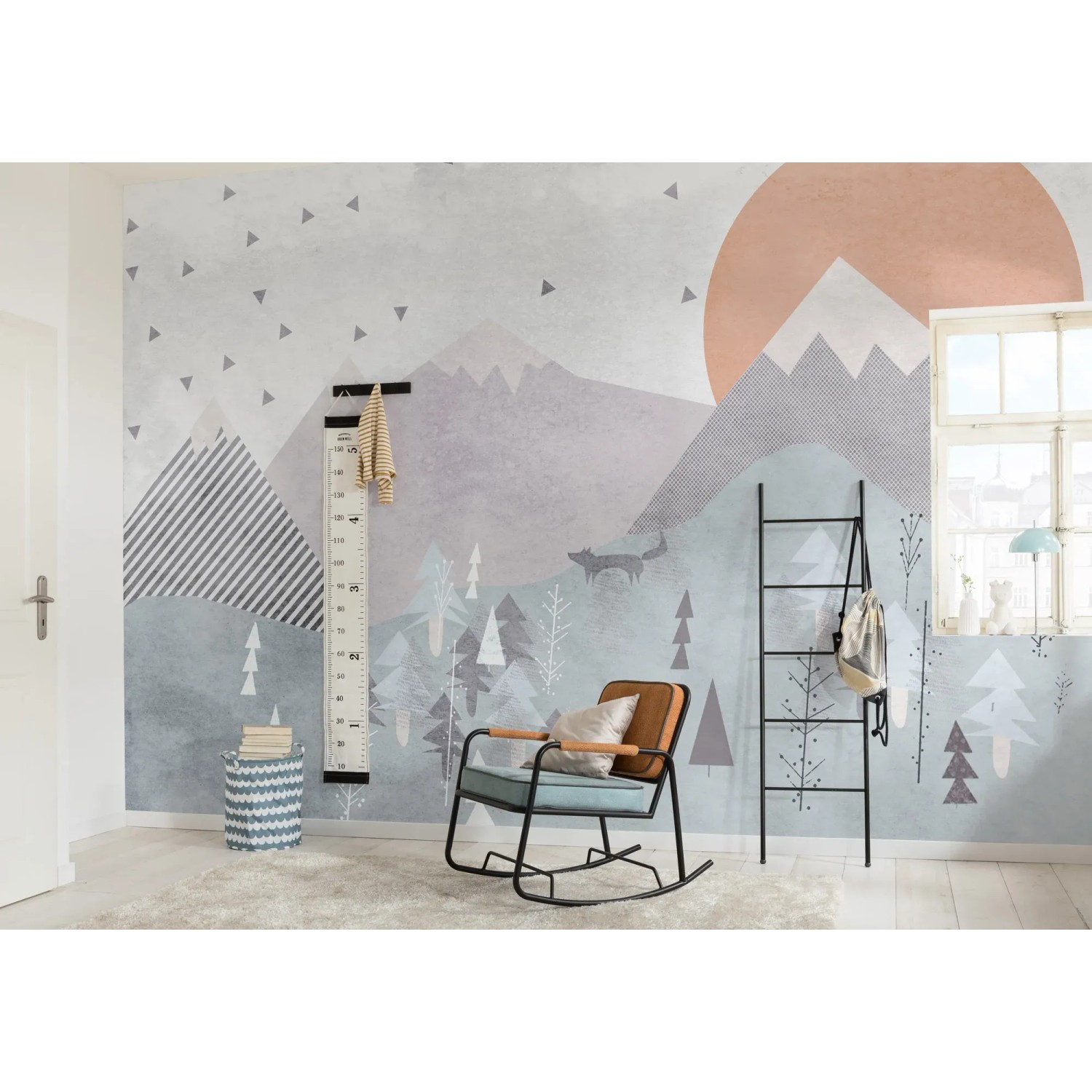 Komar Vlies Fototapete Fox Journey mit Wald- und Bergmotiv im Kinderzimmer.
