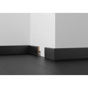 Sockelleiste Buche gedämpft (56mm) montiert an einer Wand. Detailaufnahme.