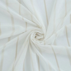 Detailansicht des transparenten, creme-farbenen Bricoflor Vorhangs Vali mit Streifen und verdeckten Schlaufen.