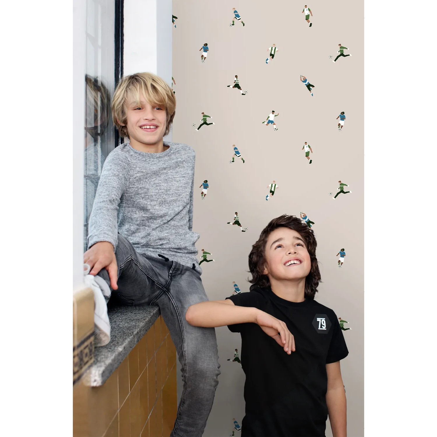 Beige Vliestapete mit bunten Fußballspielern, ideal für Kinderzimmer. Dekorative Tapete 50x900 cm.