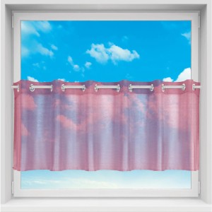 Bordeauxrote Bistrogardine Noella mit Ösen, 160x45 cm, am Fenster mit blauem Himmel im Hintergrund.